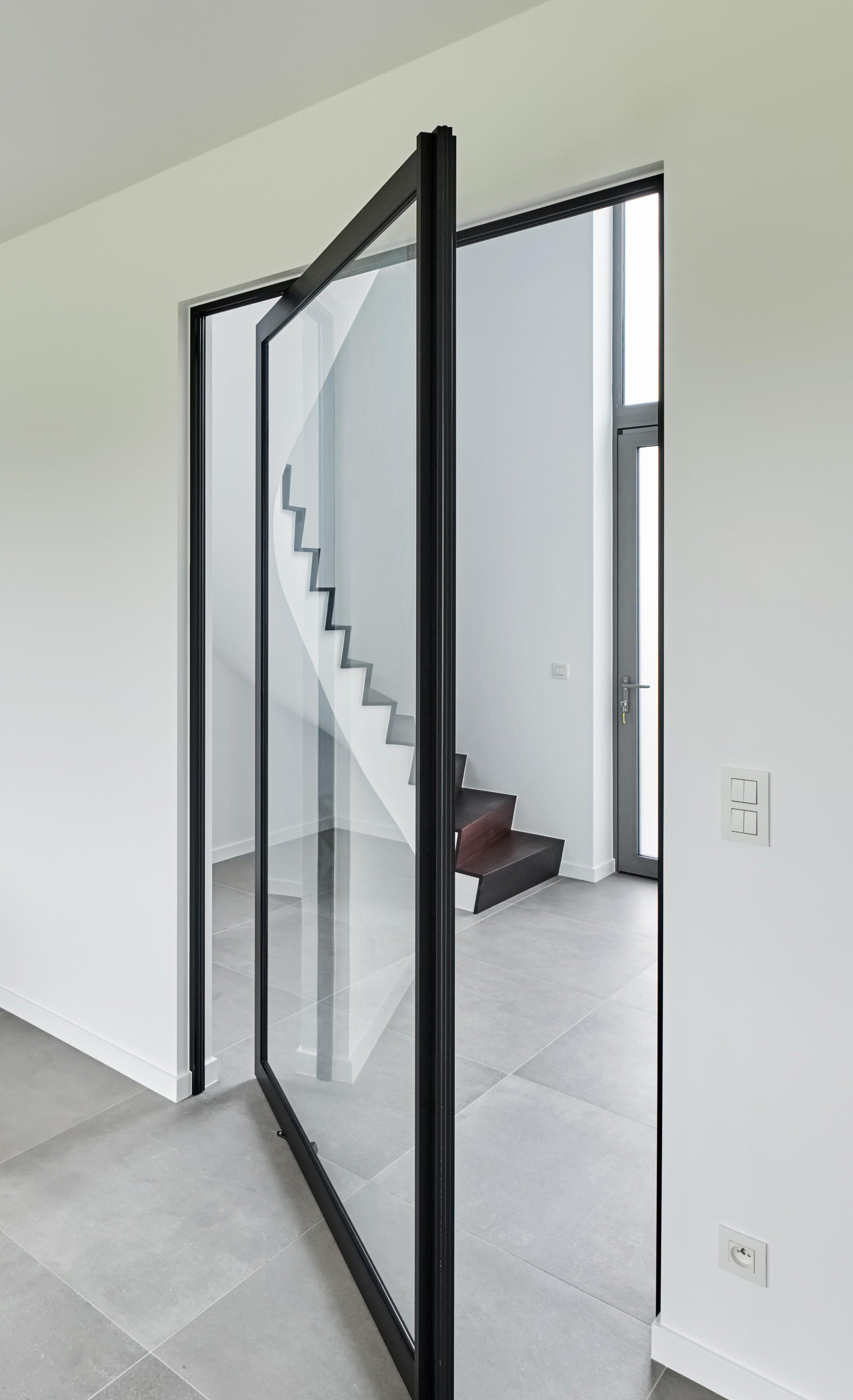 پنجره و درب محوری (Pivot Doors)